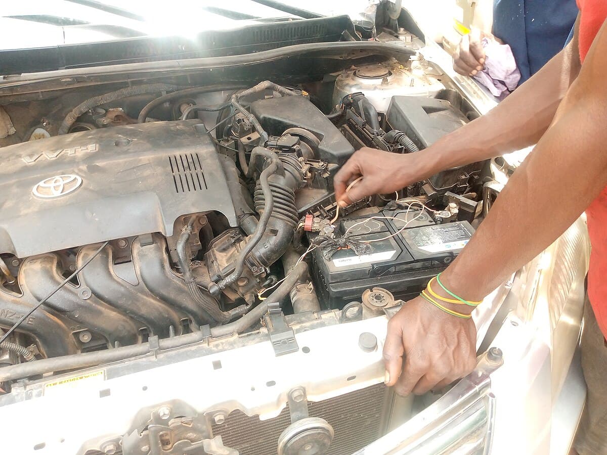 7 Tips Perawatan Aki Mobil agar Tidak Cepat Soak